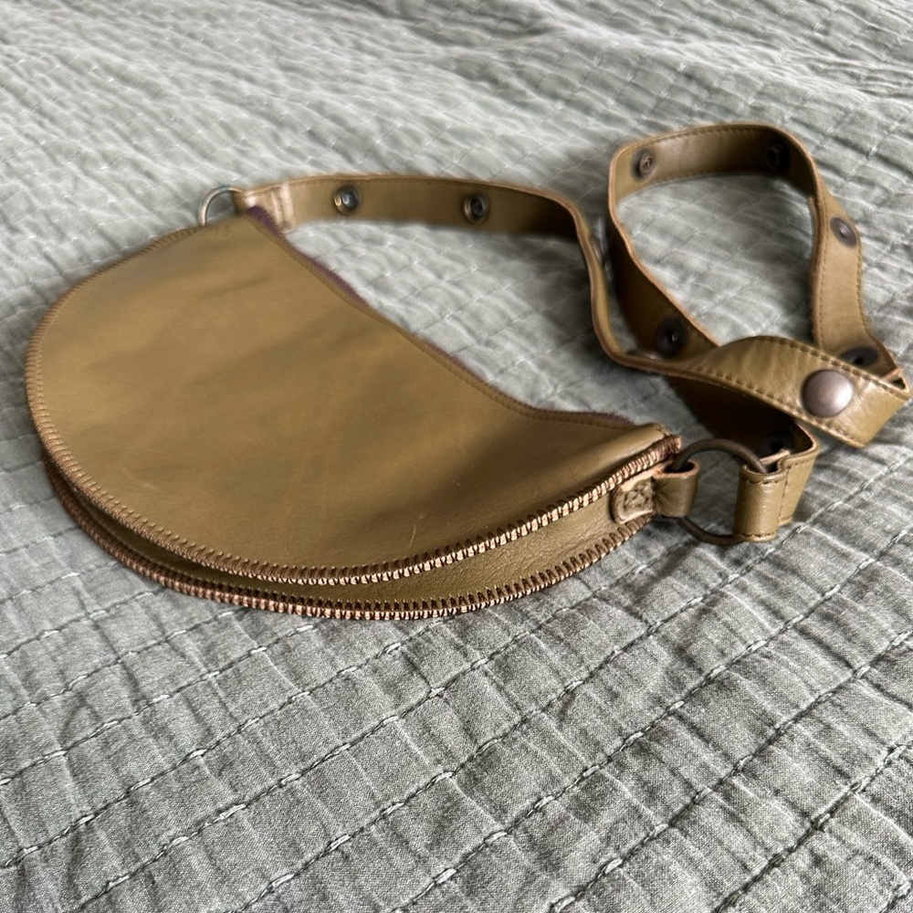 Lyons Leather Co. Green Leather Crossbody Small Bee - Picture 7 of 12